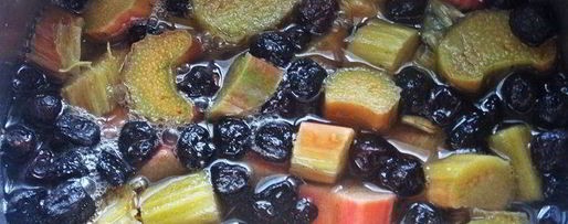 Шаг 7: компота из ревеня, черноплодки и изюма