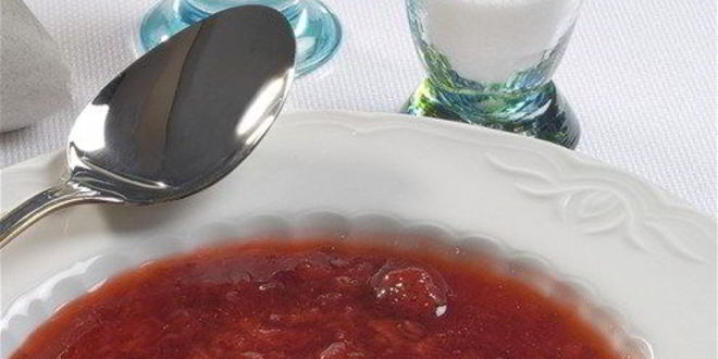 Рецепт компота из ревеня и клубники со свежей мятой