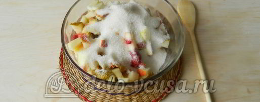 Шаг 2: компота из яблок, груш и ягод