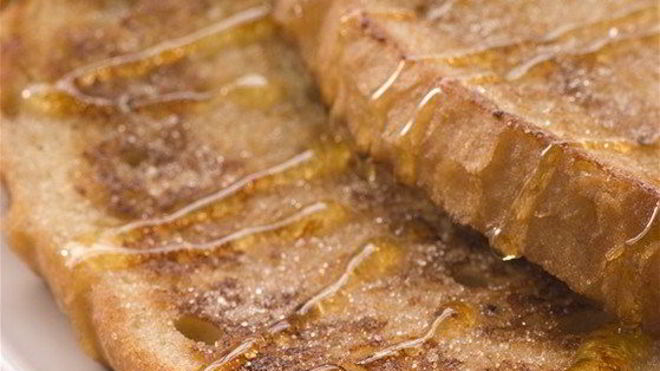 Рецепт Сладких французских тостов с теплым персиковым компотом и кленовым сиропом