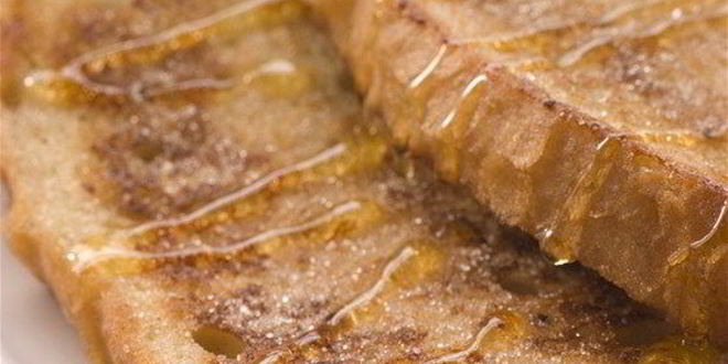 Рецепт сладких французских тостов с теплым персиковым компотом и кленовым сиропом