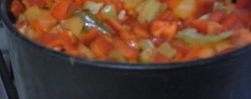 Шаг 3: лечо на зиму с томатной пастой