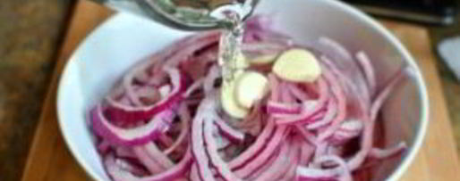 Шаг 4: маринованного красного лука