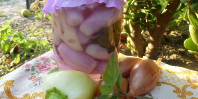 Рецепт маринованного лука с перцем и базиликом