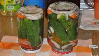 Рецепт Маринованных огурцов с морковкой и луком