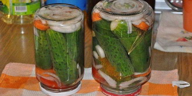 Рецепт маринованных огурцов с морковкой и луком