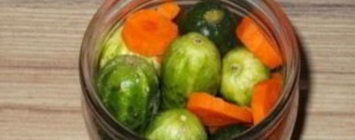 Шаг 3: маринованных огурцов с морковкой и луком