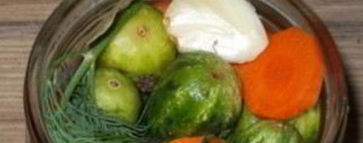 Шаг 4: маринованных огурцов с морковкой и луком