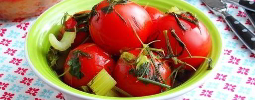 Шаг 17: помидоров, квашенных с чесноком и зеленью