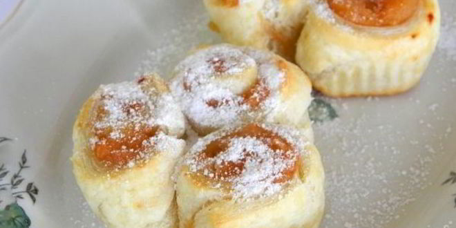 Рецепт булочек из слоеного теста с повидлом