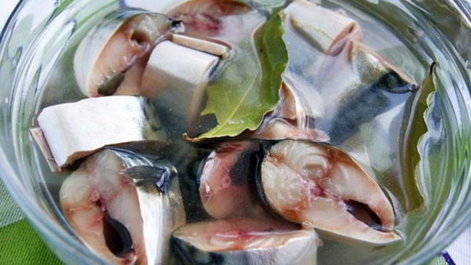 Рецепт Быстрой скумбрии пряного посола по-домашнему