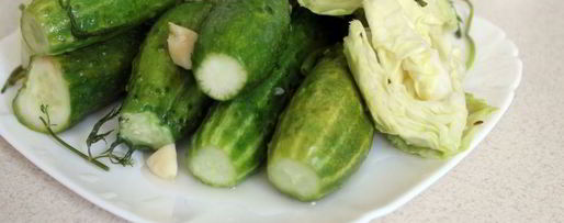 Шаг 8: малосольных огурцов с молодой капустой