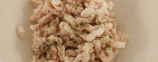 Шаг 1: сала через мясорубку с чесноком