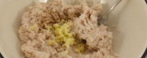 Шаг 2: сала через мясорубку с чесноком