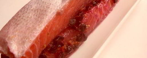 Шаг 2: семги малосольной с черной смородиной