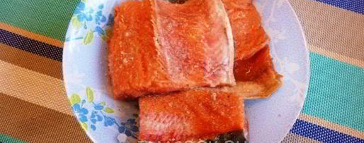 Шаг 3: соленой горбуши с луком в масле