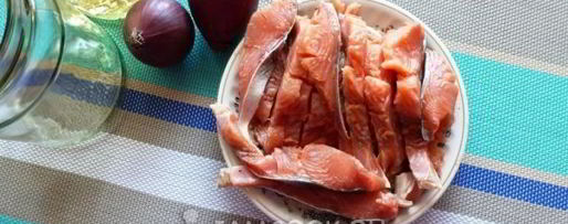 Шаг 4: соленой горбуши с луком в масле