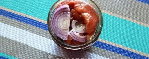 Шаг 5: соленой горбуши с луком в масле