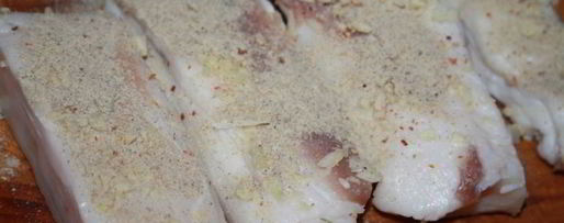 Шаг 2: вкусного домашнего сала с чесноком и белым перцем