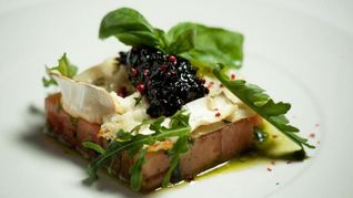 Рецепт Арбуза с козьим сыром и луковым вареньем