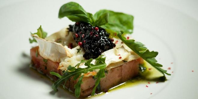 Рецепт арбуза с козьим сыром и луковым вареньем