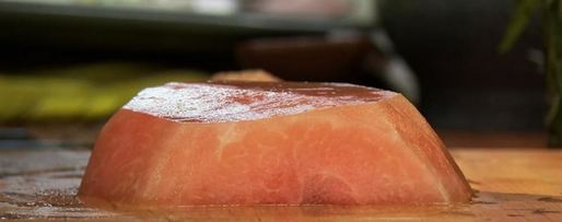 Шаг 3: арбуза с козьим сыром и луковым вареньем