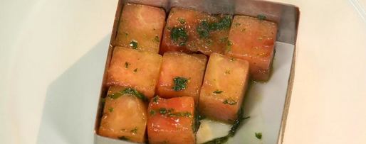 Шаг 5: арбуза с козьим сыром и луковым вареньем