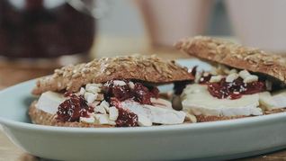 Рецепт Шведских хлебцев с сыром бри и вишневым вареньем