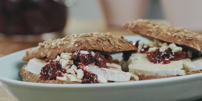 Рецепт шведских хлебцев с сыром бри и вишневым вареньем