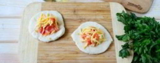 Шаг 5: беляшей с помидорами и сыром