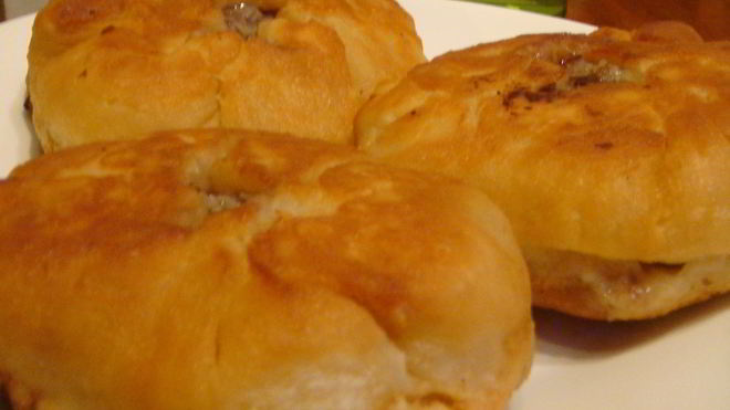 Рецепт Беляшей с салатом и бакинских помидоров, сладкого лука и наршараба