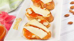 Рецепт Брускетты с абрикосом, миндалем и сыром