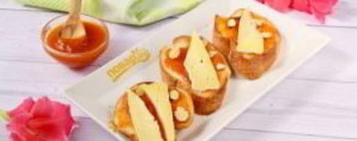 Шаг 2: брускетты с абрикосом, миндалем и сыром