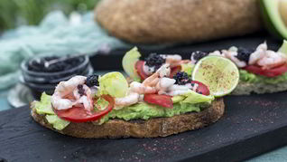 Рецепт Брускетты с авокадо и сладкой креветкой