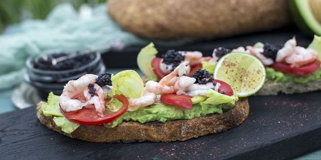 Рецепт брускетты с авокадо и сладкой креветкой