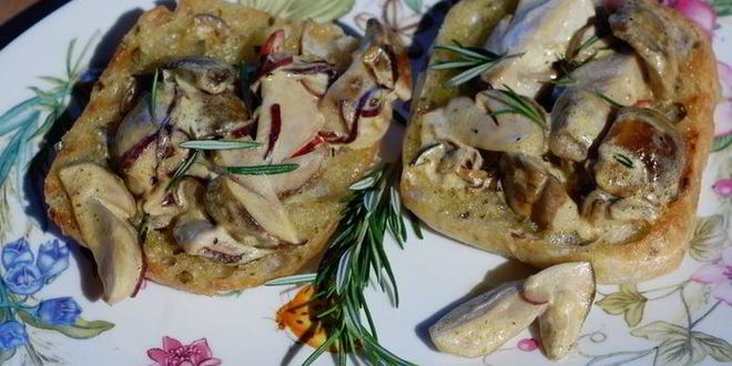 Рецепт брускетты с белыми грибами, чили и розмарином