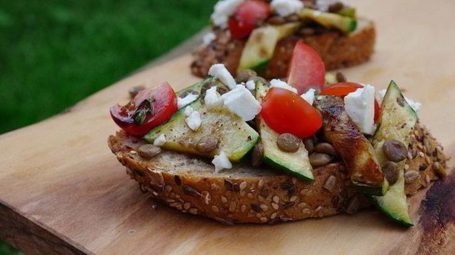 Рецепт Брускетты с чечевицей, фетой и цукини