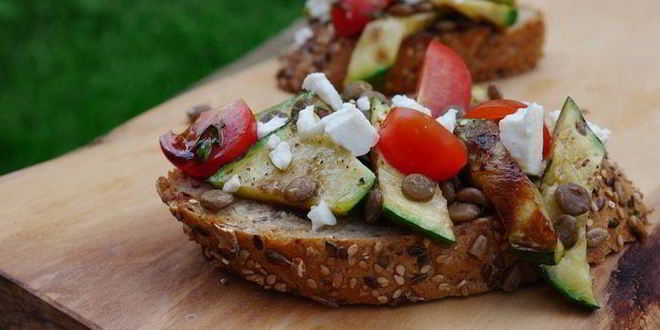 Рецепт брускетты с чечевицей, фетой и цукини