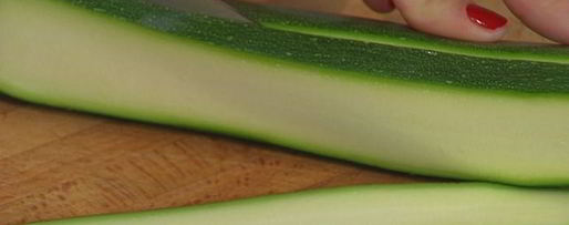 Шаг 1: брускетты с чечевицей, фетой и цукини