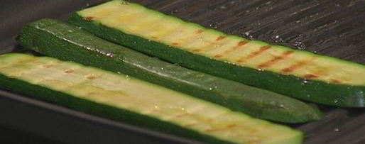 Шаг 2: брускетты с чечевицей, фетой и цукини