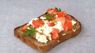 Рецепт Брускетты с черным хлебом и песто