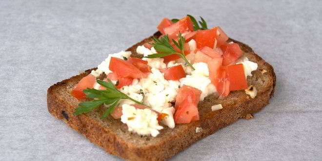 Рецепт брускетты с черным хлебом и песто