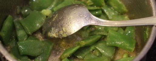 Шаг 5: брускетты с фасолью и яйцом пашот