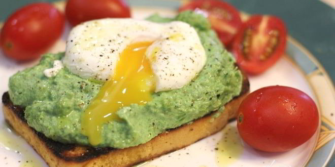 Рецепт брускетты с фасолью, рикоттой, шпинатом и яйцом-пашот