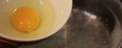 Шаг 10: брускетты с фасолью, рикоттой, шпинатом и яйцом-пашот