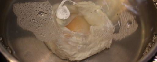 Шаг 11: брускетты с фасолью, рикоттой, шпинатом и яйцом-пашот