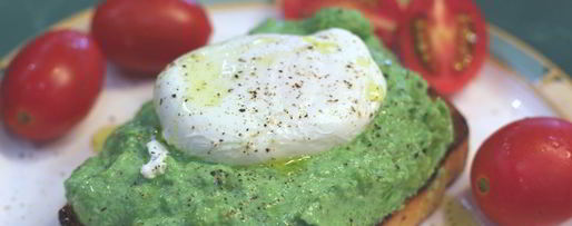 Шаг 15: брускетты с фасолью, рикоттой, шпинатом и яйцом-пашот