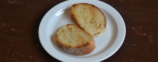 Шаг 3: брускетты с фетой, базиликом и овощами