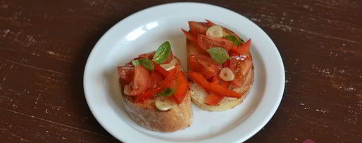 Шаг 4: брускетты с фетой, базиликом и овощами