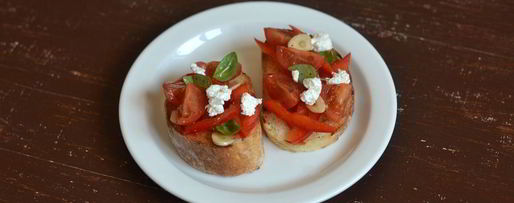 Шаг 5: брускетты с фетой, базиликом и овощами